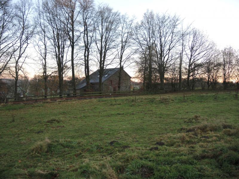 Beau terrain à bâtir à Gouvy, Honvelez. Ce terrain fait partie d'un lotissement de 4 parcelles et est désigné comme lot 1 du lotissement précité et donc pourvu de tous les raccordements. Grand terrain de presque 1 200 m² offrant beaucoup de possibilités. Vous disposez d'une magnifique vue panoramique, si vous vous décidez de construire sur ce terrain.