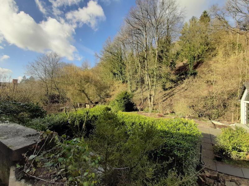 Cette parcelle est nichée entre un cours d'eau romantique  et des escarpements pittoresques aux formations rocheuses impressionnantes.
Malgré sa proximité avec la route principale, qui relie Baelen à Verviers, cette parcelle se trouve à l'abri du bruit de la route, en deuxième rangée.
Un chemin mène au terrain à bâtir et est idéal pour les gens, qui y cherchent la tranquillité.

