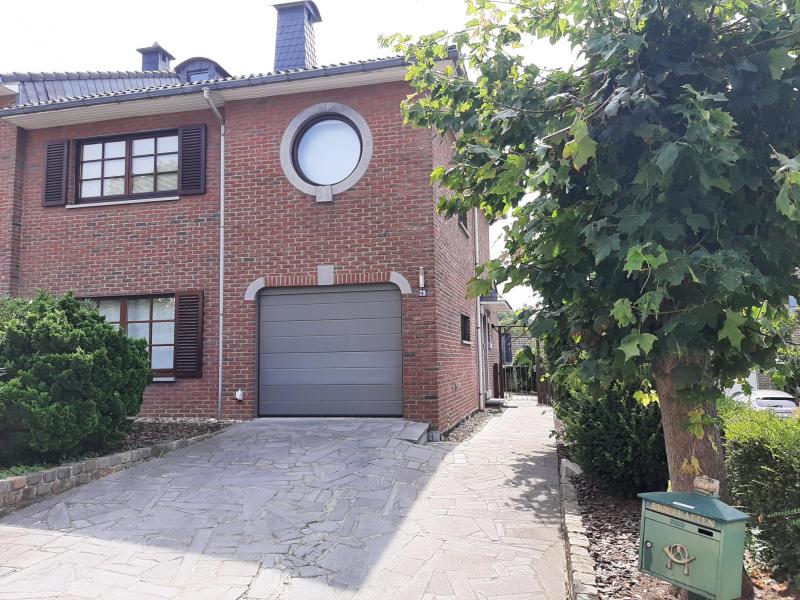 Geräumiges und solide verarbeitetes 3-Fassadenhaus in Kelmis in ruhigem Residenzviertel.
Das Objekt befindet sich in einer Sackgasse, also ohne Durchgangsverkehr.
Im Erdgeschoss führt der Eingangsbereich zu Gäste-WC, voll ausgestatteter Einbauküche, dem sehr schönen und geräumigen Living mit direktem Zugang zur Terrasse und dahinterliegendem grossen Garten mit Südorientierung.
Auf der gleichen  Ebene befindet sich ebenfalls die Garage mit automatischem Sektionaltor.
Im Obergeschoss sind zwei Schlafzimmer, das Bad mit Dusche, Wanne, WC und Doppelwaschbecken, sowie ein Büro und ein kleiner Abstellraum.
Speicher, Gasheizung, Gartenhaus, Doppelzähler für Strom, Satellitenantenne, Holzofen im Living, hochwertige Kücheneinbaugeräte.
Ideales Haus für Menschen, die Wert auf Privatsphäre legen und doch nicht weit vom Zentrum entfernt sein wollen.
