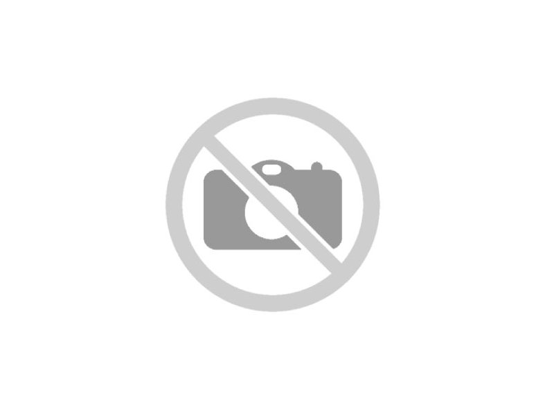 Dieser strategisch exzellent gelegene Bauernhof bietet vor allem durch sein umliegendes Grundstück von cirka 9621 m² zahlreiche Möglichkeiten für eine gewerbliche Nutzung.
Durch seine einzigartige Lage am Einfallstor von Eupen direkt von der Autobahn E40 kommend ist es direkt erreichbar und bietet somit ideale Möglichkeiten für gewerbliche Aktivitäten. 
Das Grundstück bietet ein enormes Potential für zukunftsorientierte Unternehmen, die Ausdehnungsmöglichkeiten und eine effiziente Logistik suchen.
Die weitläufigen Wiesenflächen, verteilt über mehrere Parzellen, ermöglichen zusätzliche Entwicklungsmöglichkeiten im Rahmen der geltenden Bestimmungen. Ein zweiter Zugang über den Weg Horren sorgt für optimale Erschließung und erleichtert zukünftige Projektplanung.
Das historische Bauernhaus bietet im Erdgeschoss Wohnzimmer, Küche, Neben‑/Milch­küche, Hauswirtschaftsraum sowie eine separate Garage. Im Obergeschoss stehen drei Schlafzimmer und ein Abstellraum mit Badzugang zur Verfügung. Die beiden Nebengebäude sind renovierungsbedürftig , eignen sich jedoch ideal zur Erweiterung von Lager‑ oder Werkstattflächen.
Ideal für Investoren die auf Expansionskurs sind.