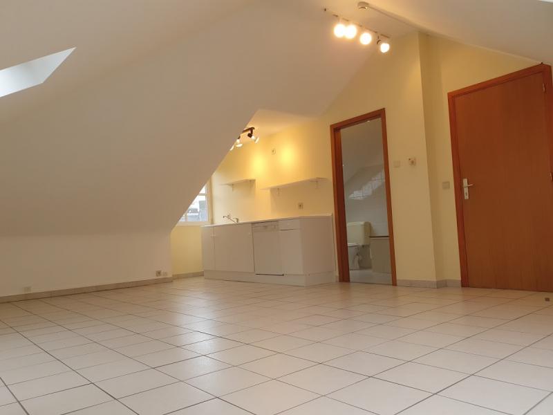 Dieses Studio befindet sich, vom mit Marmor ausgelegtem Flur aus gesehen, links im dritten Obergeschoss und hat eine Wohnfläche von cirka 48 m². Die Aufteilung ist wie folgt, grosses Wohn-, Ess- und Schlafzimmerbereich, offene möblierte Küche sowie Bad mit WC und Waschmaschinenanschluss. Diese Wohnung besticht durch eine schöne Sicht auf das Herz der Stadt. Effiziente Elektroheizung, separate Zähler, getrennter Seiteneingang.