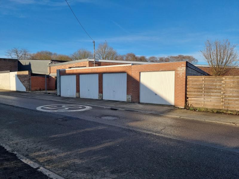 1 Einzelgarage zu vermieten Rue Mitoyenne - Boulevard Hector Grosjean in Welkenraedt.
Die Garage ist abschließbar.
Der Mietvertrag wird für 6 Monate abgeschlossen.