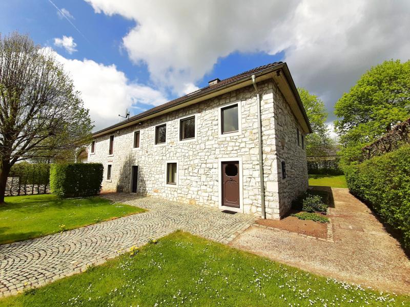 Liebevoll restauriertes und sehr geräumiges Bauernhaus in der grenznahen Gemeinde Raeren. Dieses Kleinod ist sehr diskret gelegen und von hohen Hecken und Sträuchern umgeben. Durch das ferngesteuerte Eingangstor gelangt man in den Innenhof und zum Vordereingang unserer Immobilie. Der Eingangsbereich hat zur Linken ein Büro mit eigener Dusche und Bodenheizung, zur Rechten ein Gäste-WC, eine Garderobe, einen Abstellraum und endet mit dem Zugang zu einem weiteren Büroraum, der einen separaten Ausgang zur Rückfassade des Hauses hat. Des Weiteren kommt man von diesem Büro zu allen Nutzflächen, wie ehemalige Stallungen, Heizungsraum, Hobbyraum und eine sehr grosse Garage. Über dem Ganzen erstreckt sich der Heustall.
Kehren wir wieder zurück zum Eingangsbereich, dort führt uns eine schöne Holztreppe zu einem sehr luxuriösen Nachtflur und den aktuell bewohnten Räumen, ein grosser Living, eine Wohnküche, 3 Schlafzimmer, ein sehr edles Bad. Eine weitere Treppe bringt uns schließlich zur zweiten Etage mit einem weiteren Schlafzimmer, einer Waschküche und einen sehr großen und praktischem Multifunktionszimmer mit zahlreichen Möglichkeiten, z.B. als Jugendzimmer, Hobbyraum, Büro, usw.
Das Haus wurde nicht nur außen saniert (neues Dach, neue Dachrinne, Anbau in 1980) sondern es wurde auch im Inneren Wert auf Nachhaltigkeit gelegt, so wurden zum Beispiel überall Betondecken eingezogen. Dies hat den Vorteil, daß die Erweiterungsmöglichkeiten schier unendlich sind, sowohl im Erdgeschoss als auch auf der ersten und zweiten Ebene. Weitere Renovierungen bzw. Umbauten sind immer wieder gemacht worden (1996 Ausbau eins Speicheranteils, 2005 Bad, 2007 Dach)
Ölzentralheizung, unterirdischer Tank regelkonform, Regenwasserzisterne, Rollläden, Alarmanlage.
