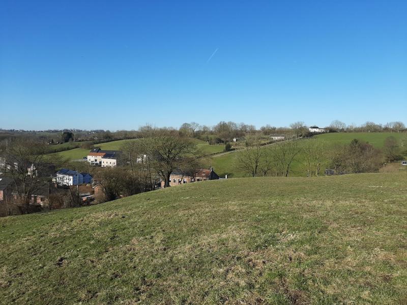 Baugrundstück in einem Wohnbegiet  mit ländlichem Charakter mit der Katasternummer 714 B teilw. in Thimister - Clermont.
Der Panoramablick ist herrlich, das Grundstück ist infrastrukturell sehr gut gelegen (Verbindung nach Thimister, Les Plénesses), Bushaltestelle neben dem Grundstück. 
