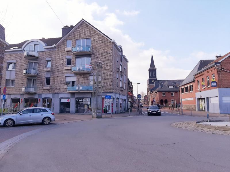 Sehr schönes und neuwertiges Appartement mit 2 Schlafzimmern, neue Einbauküche, Bad mit Dusche, WC, Living im Herzen von Welkenraedt gelegen.
Dieses Juwel auf der zweiten Etage bietet einen atemberaubenden Blick vom Balkon auf das Herz von Welkenraedt, nämlich der 