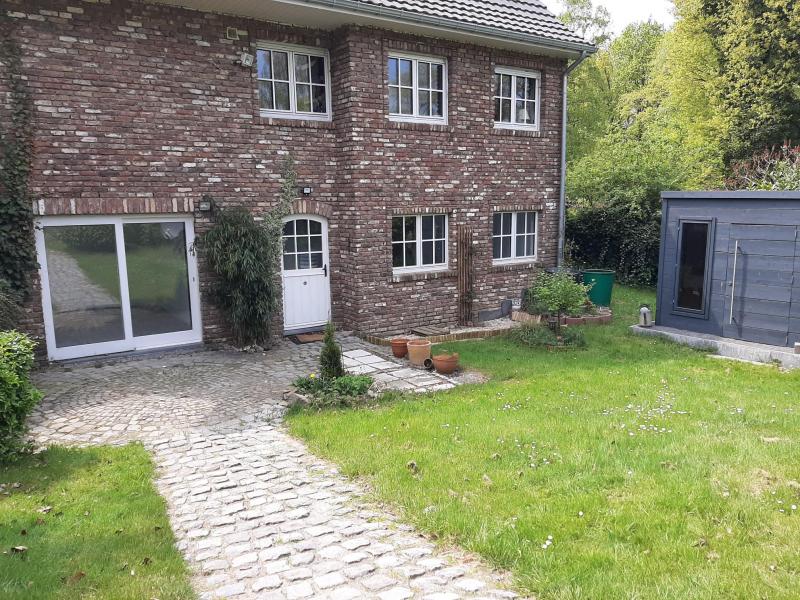 Dieses Kleinod von cirka 60 m² liegt im grünen Gürtel von Hergenrath und ist nur einen Steinwurf entfernt von der deutschen Grenze. Nicht umsonst heisst diese Gegend Grünthal, denn hier findet man Ruhe und Entspannung fern der Hektik der Stadt und des Büros.
Diese behagliche Einliegerwohnung hat einen separaten Eingang, eine Terrasse, einen eigenen Garten mit Sitzecke, sowie einen Aussenstellplatz.
Vom Eingangsbereich gelangt man in alle Zimmer, das heisst das geflieste Wohn- und Esszimmer mit offener Einbauküche, das runderneuerte Bad mit Wanne, Duschwand, WC und Waschtisch und schliesslich das Schlafzimmer mit einer grossen Fenstertür, die dem Bewohner einen direkten Zugang zur Terrasse und Garten ermöglicht.
Elektroheizung, Sat-Anschluss, Internet getrennte Zähler für Strom. Die Wohnung ist neu renoviert, da der Vermieter Wert auf den Unterhalt des Gartens legt, ist dieses Objekt ideal geeignet für Naturliebhaber.   
In der Miete ist eine Pauschale für den Wasserverbrauch enthalten.