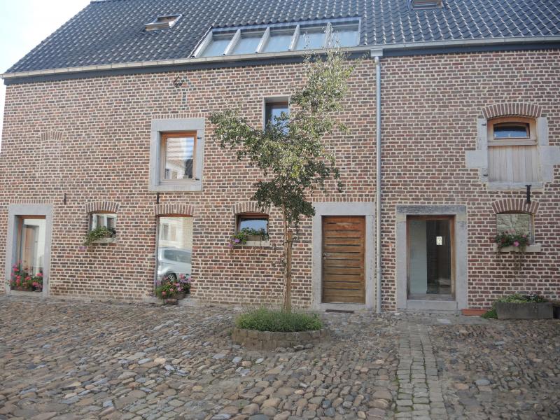 Cet appartement moderne aménagé dans une fermette avec 1 à 2 chambres à coucher fera battre votre cÅ“ur plus vite . En plus de l' ambiance intérieure, la propriété impressionne surtout par les matériaux de construction de qualité à l' intérieur et extérieur . Du hall d' entrée avec toilette pour invités on accède au salon â€“ living avec une cuisine équipée moderne qui s'intègre parfaitement à la partie salle à manger. Une belle salle de bains avec lavabo et douche et un coin pour placer la machine à laver complètent l'offre à ce niveau. Un parking privés pour voitures et un espace terrasse pour la détente ne sont que quelques atouts de ce magnifique appartement aménagé dans un encadrement paisible. Ce sont l'efficacité énergétique particulièrement élevée(chaudière à gaz et VMC) et l'isolation acoustique dans le bâtiment qui augmente le confort de vie et l'économie en énergie .