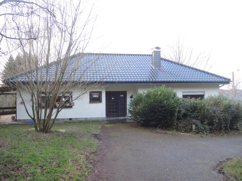 Gepflegter Bungalow mit grosszügiger Gartenanlage.
Auf dem Erdgeschoss befinden sich Diele mit Garderobe und Gäste-WC, die möblierte Küche mit Zugang zur Terrasse, Wohn- und Esszimmer mit Zugang zum Balkon, Terrasse mit Veranda sowie zum Garten, 3 Schlafzimmer, Büro und Bad mit Doppelwaschtisch, Wanne, Bidet und WC. 
Ein offener Kamin (Kassette) im Wohnzimmer sorgt für gemütliche Atmosphäre.
Auf der ersten Etage befindet sich ein weiteres Zimmer sowie diverse Stauräume und ein Hobbyraum.
Das Haus ist voll unterkellert mit einer grossen Garage mit elektrisch betriebenem Sektionaltor, die auch für 2 Autos Platz bietet.

Ölzentralheizung der Marke 