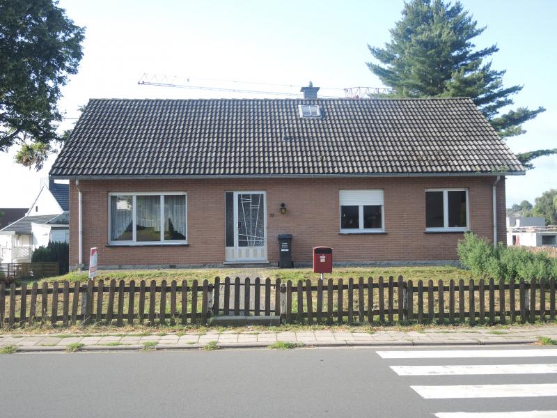 Gepflegtes Vierfassadenhaus mit Garten und Garage. in 4840 Welkenraedt