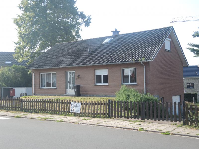 Gepflegtes Vierfassadenhaus mit Garten und Garage. in 4840 Welkenraedt