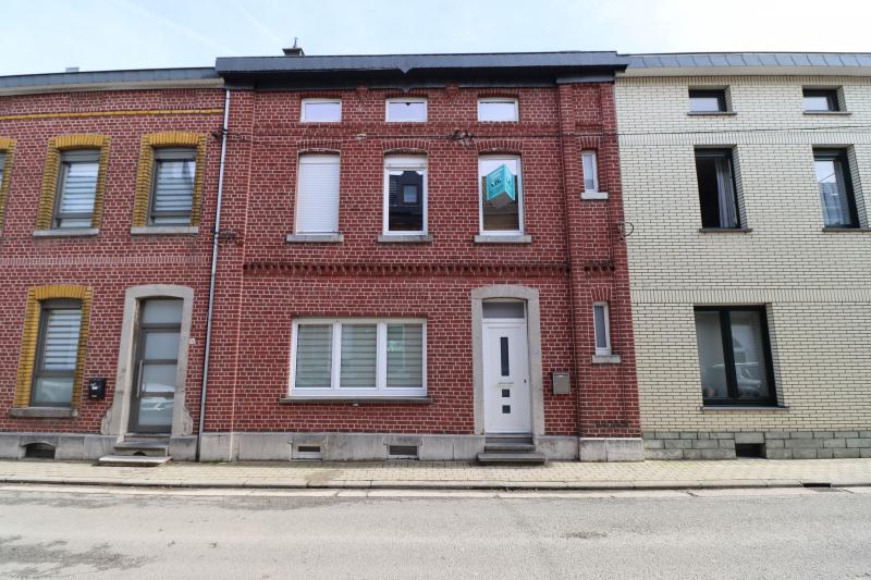 Dieses Reihenhaus befindet sich in der Rue du Centre in Welkenraedt und somit in der Nähe aller Annehmlichkeiten. Der Bahnhof befindet sich 300 Meter vom Haus entfernt und ist somit nah genug, um ihn zu Fuß zu erreichen aber auch weit genug entfernt, um ihn nicht zu hören. Auch die Geschäfte sind leicht zu Fuß erreichbar.
Der Wohnraum teilt sich wie folgt auf:
Vom Eingangsbereich gelangen sie direkt in die Küche. Diese bietet genügend Platz für alle Küchenutensilien und gewährt einen direkten Zugang zum Hof. Im Nebenraum befindet sich der offene Wohn- und Essbereich. Über eine Holztreppe gelangen Sie auf die erste Etage. Hier befinden sich zwei große Schlafzimmer und das moderne Badezimmer. Dieses ist mit einem Waschbecken, einer Toilette und einer italienischen Dusche ausgestattet. Auf der obersten Etage befinden sich zwei weitere Schlafzimmer.
Das gesamte Haus ist unterkellert und bietet daher reichlich Stauraum. Hier befindet sich auch der Technikraum und die Waschküche.
2016 wurden einige Renovierungsarbeiten vorgenommen. Dabei wurden die Fensterrahmen, die Heizung, das Badezimmer, die Elektroinstallation und das Dach erneuert.
Zu beachten, dass auf der Rückseite des Hauses nur ein kleiner Hof vorhanden ist und kein Garten.
Das Haus wird derzeit für 830€/Monat kalt vermietet. Es handelt sich daher um eine ideale Investition! Der Mieter würde in den Räumlichkeiten bleiben, wenn dies vom neuen Eigentümer gewünscht wird.
Sie können uns unter der 0477 / 32 09 64 erreichen oder direkt bei der Agentur.
