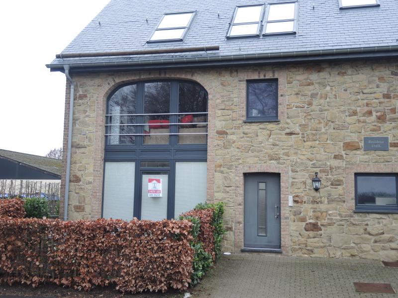 Vom Hauseingang gelangt man über einen Gemeinschaftsflur direkt in die moderne Wohnung.
Dort erwarten Sie ein lichtdurchflutetes Wohnzimmer mit direktem Zugang zu einer südlich ausgerichteten Aussenterrasse.Direkt verbunden mit dem Wohnzimmer aber dennoch etwas abgetrennt,befindet sich die moderne Einbauküche mit allen entsprechenden Küchengeräten. Ein top modernes Badezimmer mit Badewanne, Dusche, Handwaschbecken, WC, Handtuchhalter Heizungskörper sowie ein großes und mittelgroßes Schlafzimmer ergänzen das Angebot im Innenbereich. Neben der bereits erwähnten Aussenterrasse erwarten Sie noch ein kleiner Grünbereich sowie ein Aussen-PKW Abstellplatz. 
Die Wohnung ist sehr energieeffizient konzipiert und verfügt über eine Photovoltaikanlage, die somit die individuellen Stromkosten sehr gering halten. Die Nebenkosten belaufen sich auf +/- 50 € / Monat.
