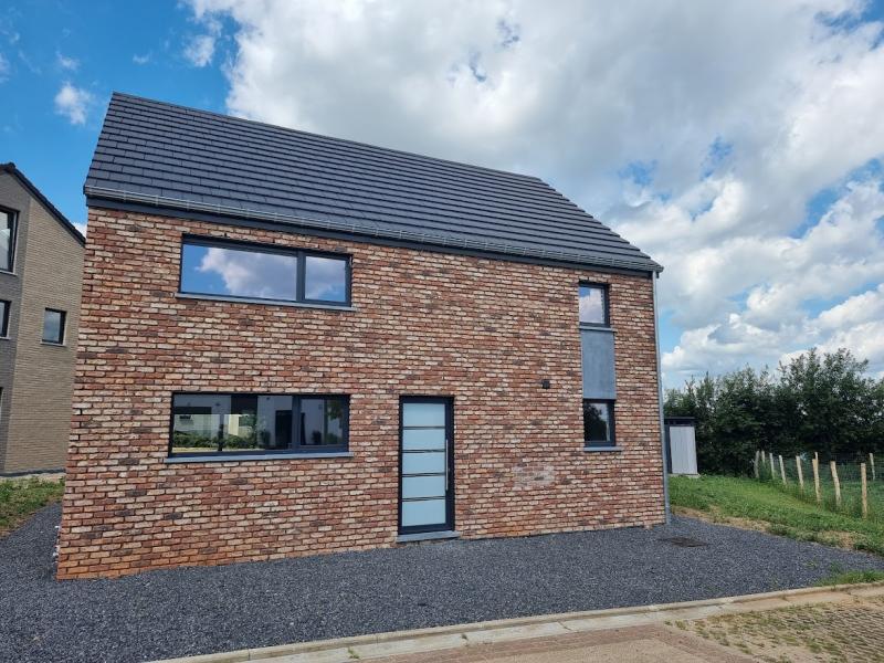 Schönes neues Einfamilienhaus in einer ruhigen und kinderfreundlichen Lage. Dieses Haus ist gerade fertig gestellt und wartet auf seinen ersten Mieter. Modernste Technik und Standard wurden hier verwendet. Einige Beispiele: großflächige Fliesen im Erdgeschoss und auf der ersten Etage im Nachtflur, Bodenheizung im Erdgeschoss, PVC-Doppelverglasung mit Lüftung, Regenwasserzisterne mit 10 000 Litern, elektrische Rollläden an drei großflächigen Fenstern im Erdgeschoss, begehbarer großer Speicher, wärmeisoliertes Dach, Gasheizung.
Nun zur Raumaufteilung im Erdgeschoss: Diele mit Gäste-WC, großes Wohn- und Esszimmer mit voll ausgestatteter Einbauküche, ein Abstellraum mit Anschluss für Waschmaschine, Wasser- und Stromzähler.
Auf der ersten Etage der Nachtflur, drei Schlafzimmer mit Laminatboden, ein separates WC, ein Bad mit italienischer Dusche, Wanne, Waschtisch, Schrank und elektrischer Zusatzheizung.
Das Haus liegt in Süd-Westorientierung, verfügt über eine großflächige Terrasse in L-Form, die zwei Zugänge hat, vom Living sowie von der Küche.
Ein Garten mit Gartenhaus rundet das Angebot ab.
