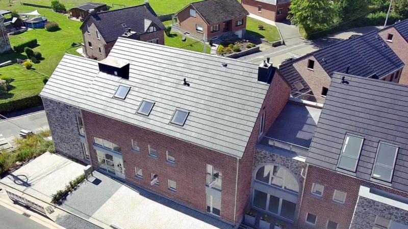 Dieses Projekt entsteht an der Stelle eines traditionsreichen Bauernhofes und umfasst 2 Residenzen mit insgesamt 12 Appartements und 5 Reihenhäusern (Doppel- und Dreierblock).
Die Appartements in den Residenzen erstrecken sich auf 3 Ebenen und verfügen über u.a. Aufzüge, unterirdische Parkplätze, einen Balkon und eine unschlagbare Weitsicht.
Bei dieser Wohnung handelt es sich um ein Duplexappartement auf der ersten Etage mit Eingangsbereich, 2 Schlafzimmern, Living, Küche, Abstellraum, Bad, separates WC und einer Terrasse.
Gasheizung, Aufzug, Tiefgarage, Wohnfläche cirka 102 m².

Zum Appartement kommt noch hinzu:
- Tiefgaragenparkplatz: zu 25 000 €
- Aussenparkplatz: zu 7 500 €
- Keller: zu 4 000 €

Zum angegebenen Preis müssen noch die Kaufnebenkosten sowie Anschlussgebühren hinzugefügt werden. 

Möglichkeit in den Genuss von verminderten Mehrwertsteuerkosten von 6 %, anstatt 21 % zu gelangen, unter gewissen Bedingungen z. B., falls Sie keine andere Wohnimmobilie in vollem Eigentum besitzen. 
