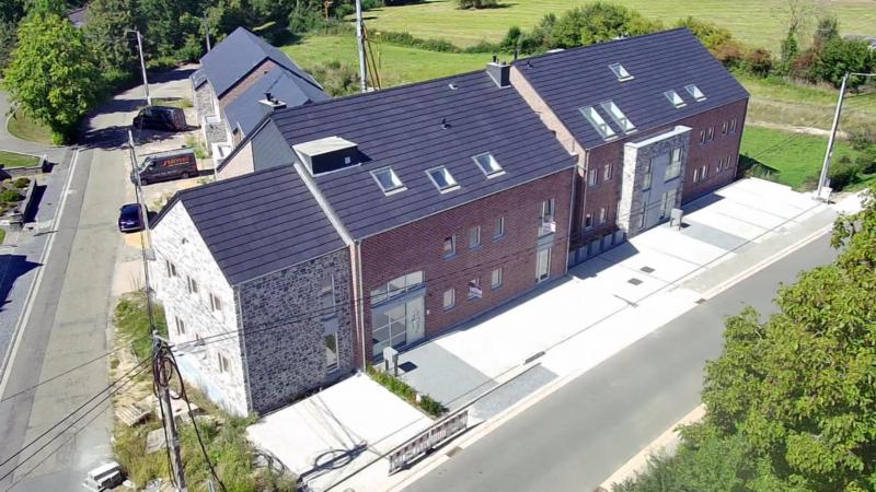 Dieses Projekt entsteht an der Stelle eines traditionsreichen Bauernhofes und umfasst 2 Residenzen mit insgesamt 12 Appartements und 5 Reihenhäusern (Doppel- und Dreierblock).
Die Appartements in den Residenzen erstrecken sich auf 3 Ebenen und verfügen über u.a. Aufzüge, unterirdische Parkplätze, einen Balkon und eine unschlagbare Weitsicht.
Bei dieser Wohnung handelt es sich um ein Appartement im Erdgeschoss mit Eingangsbereich, 2 Schlafzimmern, Living, Küche, Abstellraum, Bad, separates WC und einer Terrasse.
Gasheizung, Aufzug, Tiefgarage, Wohnfläche cirka 80 m².

Zum Appartement kommt noch hinzu:
- Tiefgaragenparkplatz: zu 25 000 €
- Aussenparkplatz: zu 7 500 €
- Keller: zu 4 000 €

Zum angegebenen Preis müssen noch die Kaufnebenkosten sowie Anschlussgebühren hinzugefügt werden. 

Möglichkeit in den Genuss von verminderten Mehrwertsteuerkosten von 6 %, anstatt 21 % zu gelangen, unter gewissen Bedingungen z. B., falls Sie keine andere Wohnimmobilie in vollem Eigentum besitzen. 

